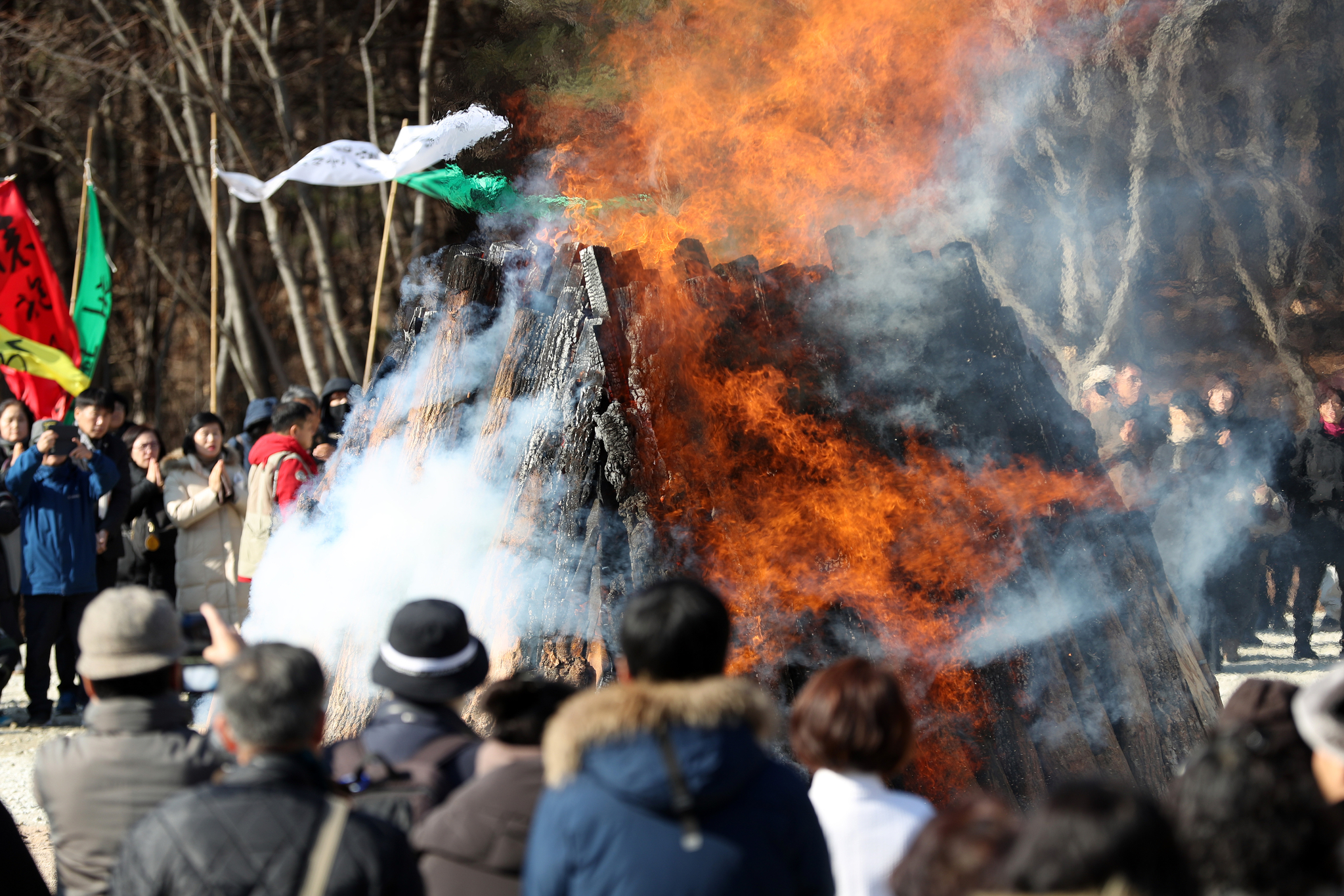  지난 24일 입적한 적명스님의 다비식이 28일 경북 문경시 봉암사에서 엄수되고 있다. [연합뉴스]