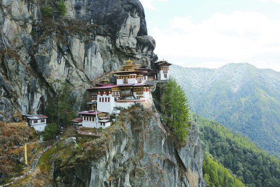 아찔하게 높은 절벽 위에 터를 잡은 부탄의 사원 탁상곰파. [중앙포토]