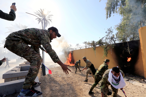 이라크 시위대의 미국 대사관 습격 [로이터=연합뉴스]