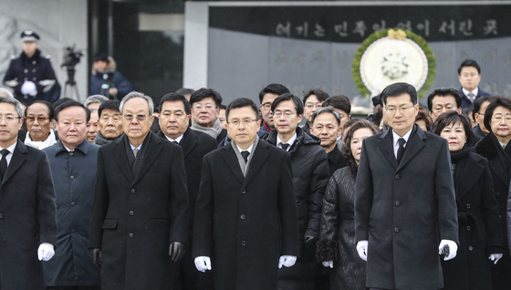 황교안 대표와 자유한국당 의원들이 1일 오전 서울 동작구 국립서울현충원에서 참배를 마친 뒤 현충탑을 나서고 있다. 김경록 기자