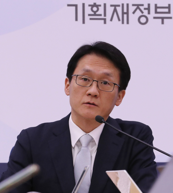 Jae-Hyun Lim, Giám đốc Văn phòng Thuế của Bộ Chiến lược và Tài chính, đang tiến hành một cuộc họp giao ban tại Khu liên hợp Chính phủ, Sejong. [연합]