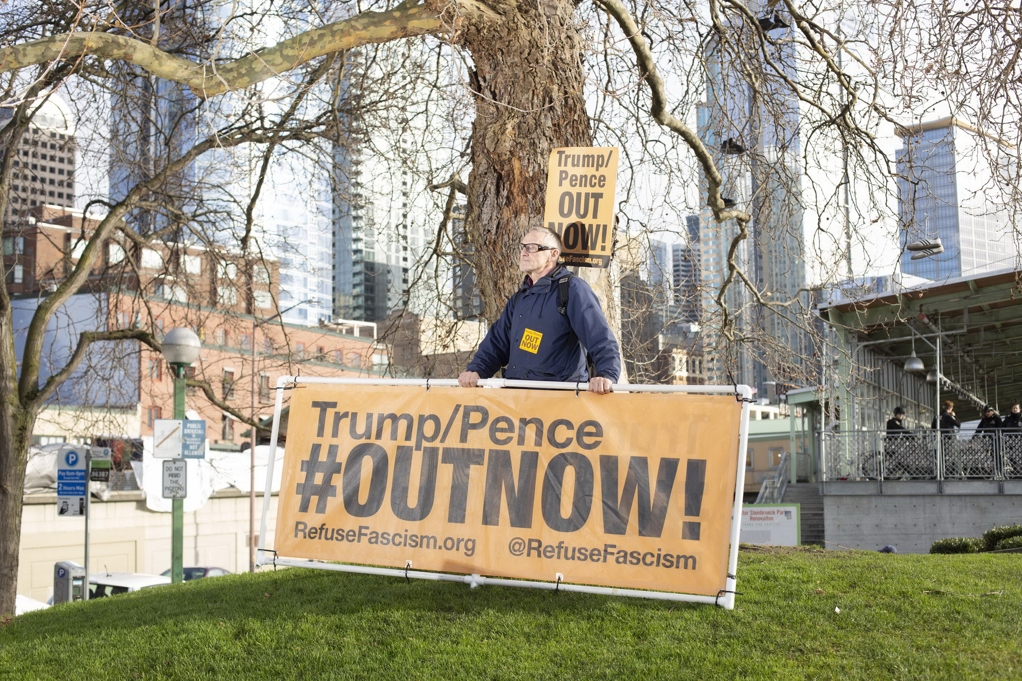 Một người biểu tình phản chiến tại các cuộc biểu tình ở Seattle kêu gọi nghỉ hưu của Tổng thống Trump và Phó Tổng thống Pence. [AFP=연합뉴스]