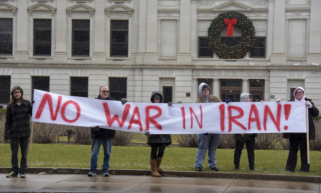 Ở Fort Wayne, Indiana, những người biểu tình phản chiến đang giữ những tấm bảng chống lại chiến tranh chống Iran. [AP=연합뉴스]