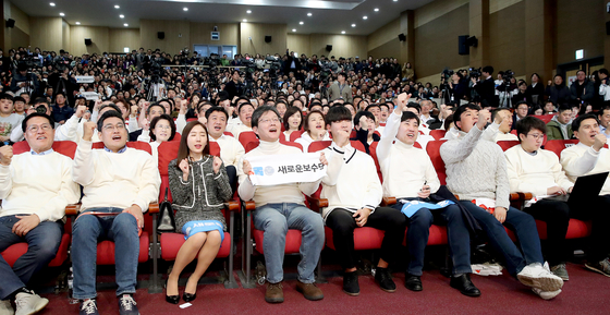 Đại diện Yoo Seung-min (thứ tư bên trái) và Đại diện đại diện Ha Tae-kyung (thứ sáu bên trái) hô khẩu hiệu tại Quốc hội về Đại hội Changdang của Đảng Bảo thủ lần thứ 5. [연합뉴스]