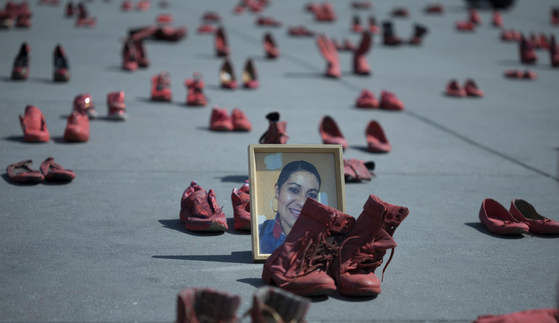 11일(현지시간) 멕시코시티 소칼로 광장에서 열린 여성 폭력 반대 시위에 지난 2017년 남자친구에게 살해된 유제니아 마추카 캄포스의 초상사진이 놓여져 있다. [AP=연합뉴스] 