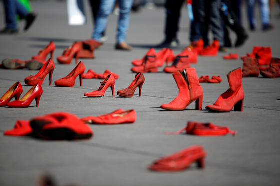 11일(현지시간) 멕시코시티 소칼로 광장에서 열린 여성 폭력 반대 시위에 빨간 신발들이 놓여져 있다. [로이터=연합뉴스]