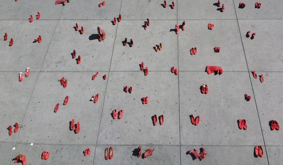 11일(현지시간) 멕시코시티 소칼로 광장에서 열린 여성 폭력 반대 시위에 빨간 신발들이 놓여져 있다. [AP=연합뉴스]