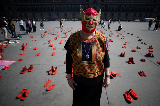 이번 시위는 행위활동 예술가 엘리너 쇼우벗이 기획했다. 그가 빨간 신발들 앞에서 포즈를 취하고 있다. [로이터=연합뉴스]