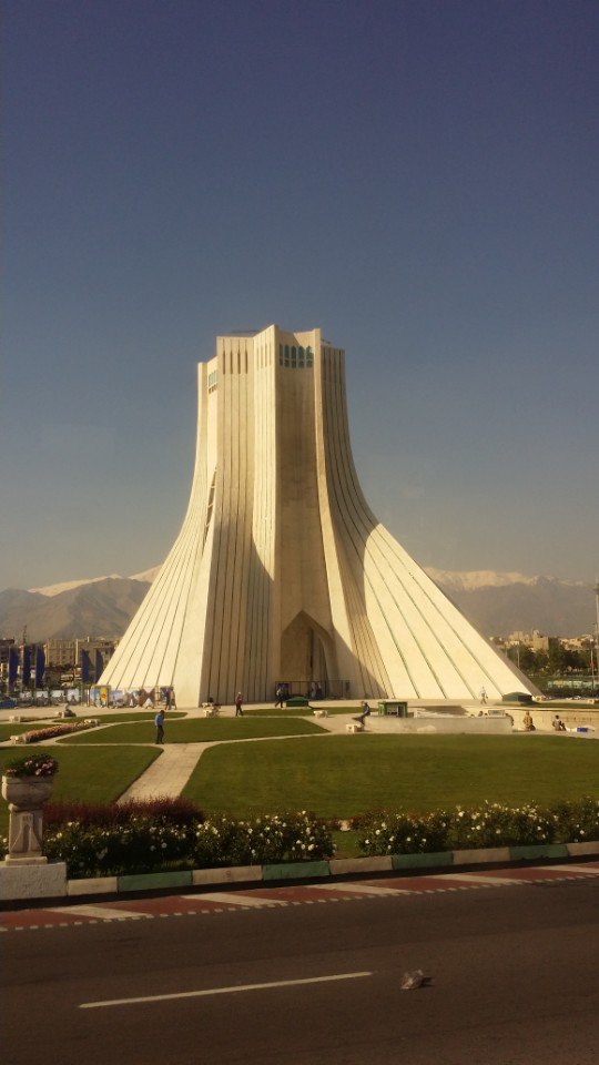 이란 이슬람혁명의 상징인 어저디 탑. 이란 대학생들이 12일 이곳에서 집회를 예고하고 있다. [채인택 기자]