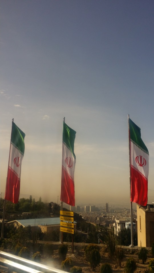 이란 국기가 게양된 뒤로 수도 테헤란 시내가 보인다. [채인택 기자]