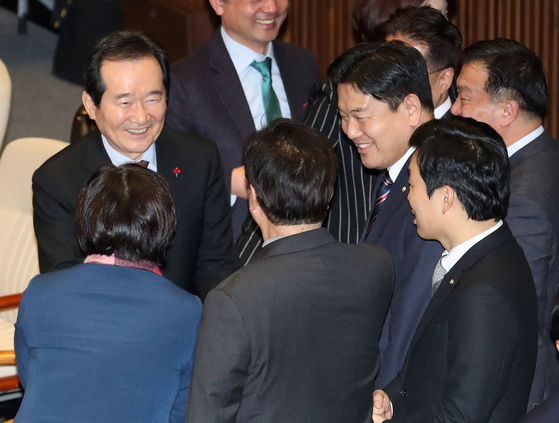 정세균 총리후보자가 13일 오후 서울 여의도 국회에서 열린 본회의에 참석해 임명동의안 투표를 마친 의원들과 인사를 나누고 있다. [뉴스1]