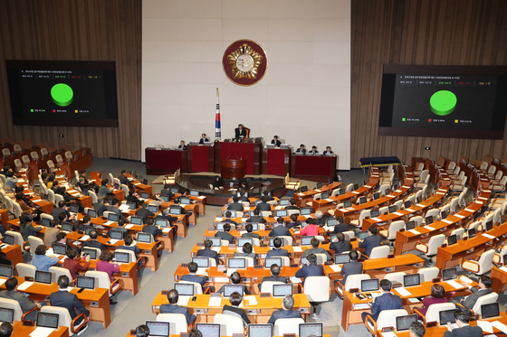 13일 서울 여의도 국회에서 열린 제375회국회(임시회) 제1차 본회의에서 유아교육법 일부개정법률안에 대한 수정안이 가결되고 있다. [뉴시스]