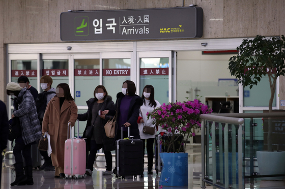 질병관리본부가 국내 두 번째 신종 코로나바이러스감염증 확진 환자를 확인했다고 밝힌 24일 김포공항에서 마스크를 쓴 이용객들이 이동하고 있다. [연합뉴스]