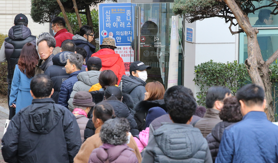 충남대병원은 우한폐렴(신종 코로나 바이러스) 확산 방지를 위해 출입구를 통제하고 방문자을 대상으로 체온 측정을 실시했다. 28일 오전 대전 충남대병원에 방문하려는 환자 및 방문객들이 체온을 측정하기 위해 길게 줄지어 기다리고 있다. [뉴스1]