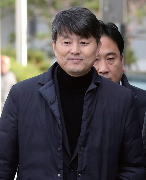 유재수 전 부산시 경제부 시장이 지난해 11월 구속영장실질심사를 받기 위해 서울 송파구 서울동부지법으로 출석하고 있다.