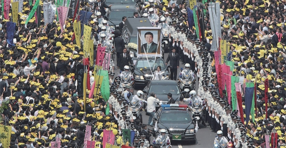 고 노무현 전 대통령의 영결식이 열린 2009년 5월 29일 광화문과 시청광장을 가득 메운 추모 인파가 운구행렬을 뒤따르고 있다.