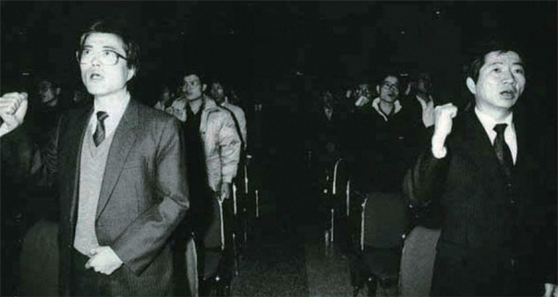 1980년대 민주화운동에 나선 당시 문재인(왼쪽) 변호사와 노무현 변호사. 이 두 사람의 추종자들이 대한민국 신권력의 핵심을 이룬다.