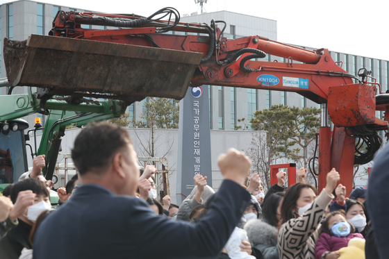 충북 진천군 이장단협의회 등 단체와 주민들이 29일 오후 국가공무원 인재개발원 앞을 트랙터 등으로 봉쇄하고 우한 교민 수용 반대를 촉구하고 있다. 정부는 이날 중국 우한 지역 교민 등을 전세기로 국내 송환한 뒤 진천 국가공무원인재개발원과 충남 아산 경찰 인재개발원에 나눠 격리 수용하기로 잠정 결정한 것으로 알려졌다. [뉴시스]