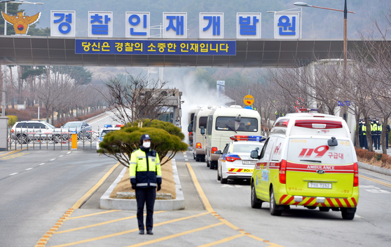 신종 코로나바이러스 감염증(우한 폐렴) 진원지인 중국 후베이성 우한과 인근 지역에서 2차로 철수한 교민과 유학생을 태운 버스가 1일 오전 수용시설인 충남 아산 경찰인재개발원으로 들어가고 있다. 프리랜서 김성태