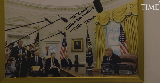 재러드 쿠슈너의 백악관 집무실에 걸려있는 사진. 트럼프 대통령의 친필 메시지가 적혀있다. "멕시코 일 잘했어. 고맙다. 아빠가." [TIME 제공 유튜브 캡처]