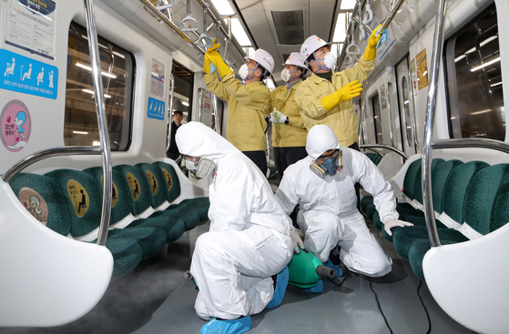 4일 오전 광주 동구 광주도시철도 용산차량기지에서 신종 코로나바이러스 감염증 예방과 확산방지를 위해 공사 관계자들이 방역작업을 하고 있다. [연합뉴스]