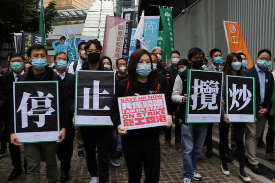 홍콩 병원직원연합회원 등 시민들이 5일 신종 코로나바이러스 확산 방지를 위해 중국 국경 퐤쇄를 요구하는 시위를 벌이고 있다. [로이터=연합뉴스]