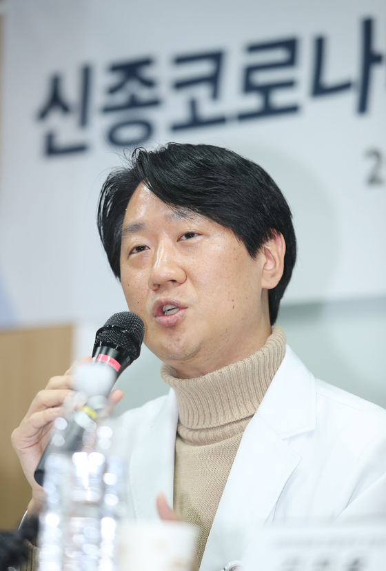 내 신종 코로나바이러스 감염증의 2번째 확진 환자가 퇴원한 5일 오후 서울 중구 국립중앙의료원에서 2번 환자 주치의 진범식 감염내과 전문의가 퇴원 관련 기자회견을 하고 있다. [연합뉴스]