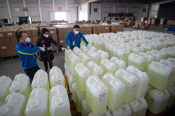 중국 후베이성 우한 임시 병원에서 4일 의료 관계자들이 소독약 등 의료 물자를 검사하고 있다. [AFP=연합뉴스] 