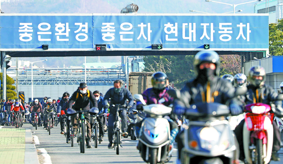 신종 코로나바이러스 감염증 사태로 중국산 부품 공급이 중단되면서 현대자동차 전 공장이 오는 7일 일시 중단(셧다운)된다. 4일 오후 울산시 북구 현대차 명촌정문에서 근무자들이 퇴근하고 있다. [연합뉴스]