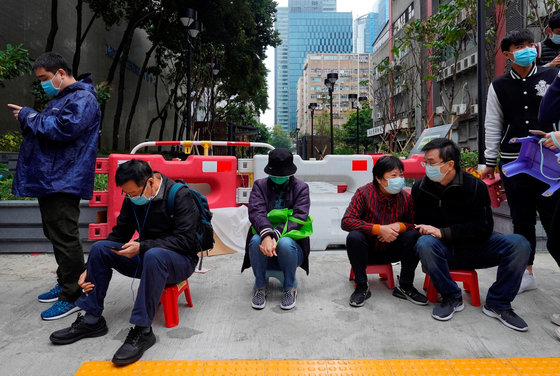 홍콩 시민들이 5일 마스크를 구입하기 위해 전날 오후부터 이틀간 밤샘을 하며 기다리고 있다. [AP=연합뉴스]