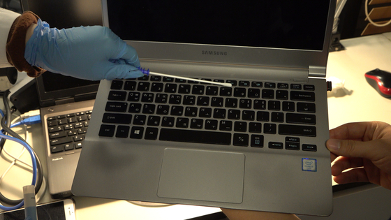 손이 가장 많이 닫는 물건 중 하나인 노트북의 세균 오염도를 측정하고 있다. [사진 왕준열]