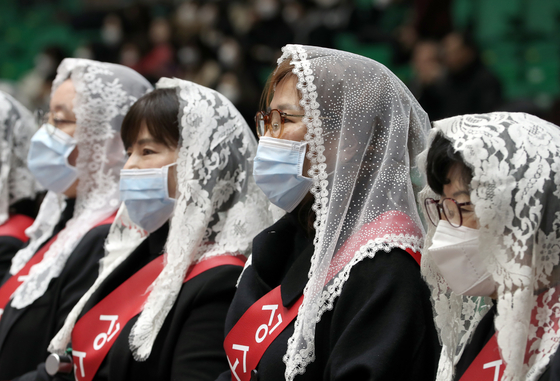 가톨릭 서울대교구 부제 서품식이 6일 서울 송파구 올림픽 체조경기장에서 염수정 추기경 주례로 열렸다. 많은 참석자들이 신종 코로나 바이러스 감염증을 막기 위해 마스크를 착용했다. 최정동 기자