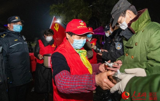 정월 보름을 맞은 8일 신종 코로나와 싸움을 벌이는 이들에게 중국 시민들이 새알심과 비슷한 중국의 명절 음식 탕위안을 대접하고 있다. [중국 인민망 캡처]