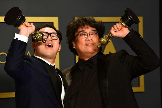 한진원 작가와 봉준호 감독이 각본상 트로피를 들고 있다. [AFP=연합뉴스]