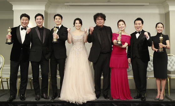 기뻐하는 송강호, 이선균, 최우식, 장혜진, 봉준호 감독, 박소담, 박명훈, 조여정. [뉴스1]