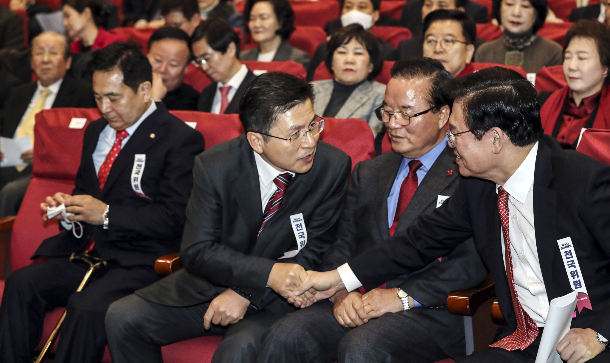 자유한국당이 13일 오전 국회 의원회관에서 새로운보수당, 미래를 향한 전진 4.0(전진당)과 신설 합당 추진을 위한 전국위원회를 열였다. 이날 황교안 대표가 정우택 의원과 악수하고 있다. 왼쪽부터 심재철 원내대표, 황 대표, 정갑윤 의원, 정 의원. 김경록 기자