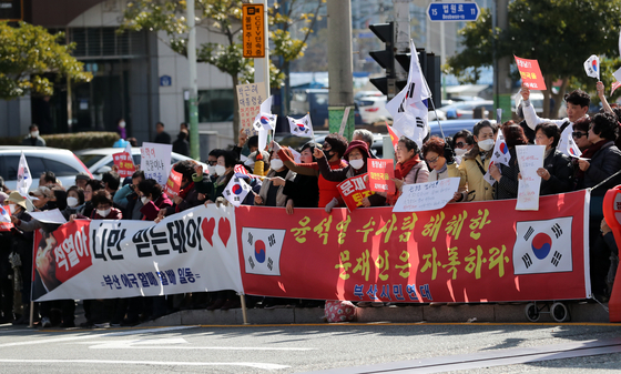 보수단체 회원들이 13일 오후 부산 고등·지방 검찰청을 찾은 윤석열 검찰총장을 환영하고 있다. [연합뉴스]