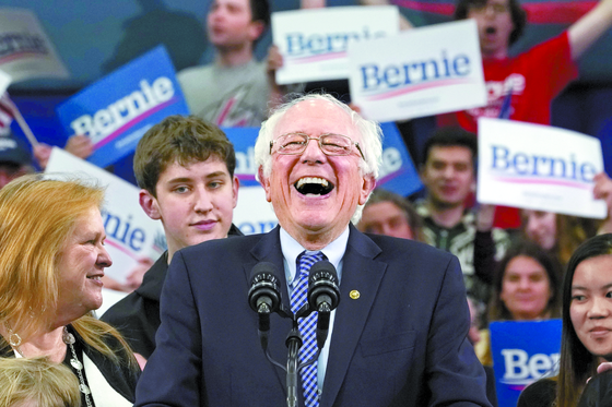 이날 민주당의 뉴햄프셔 경선에선 선두를 차지한 버니 샌더스 상원의원은 지지자들을 향해 활짝 웃었다.ㅍ[AFP=연합뉴스]