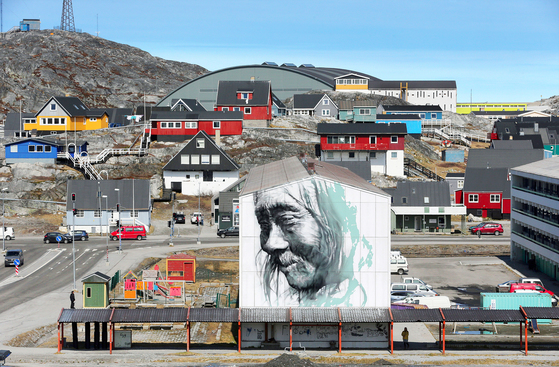 그린란드 수도 누크의 도심 한가운데 주거용 아파트가 들어서 있다. 외벽에는 그린란드 원주민 이누이트의 모습이 그려져 있다. 최정동 기자