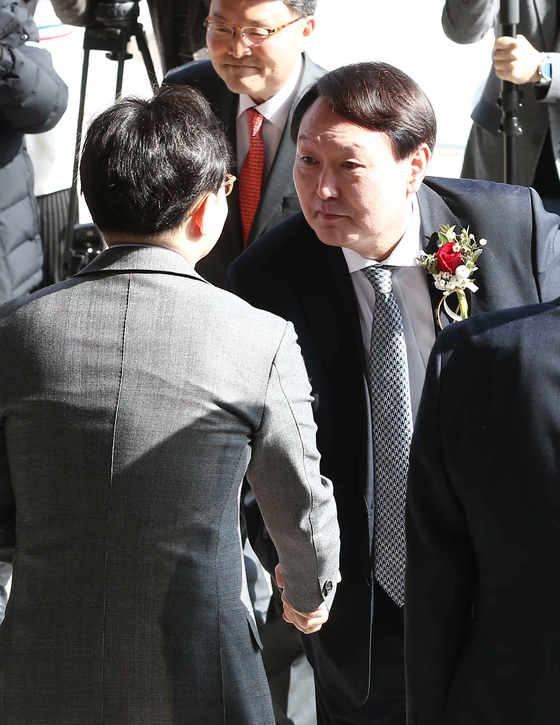 윤석열 검찰총장(오른쪽)이 일선 검사들과 간담회를 갖기 위해 13일 오후 부산 연제구 부산고검·지검을 방문해 마중나온 간부들과 인사하고 있다. 사진은 한동훈 부산고검 차장검사와 악수하고 있다. 송봉근 기자