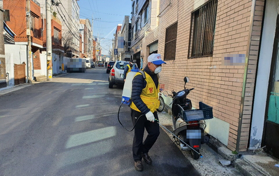 19일 오후 3시 대구시 남구 대명동 골목에서 긴근 방역작업이 이뤄지고 있다. 대명동은 신종 코로나바이러스 감염증(코로나19) 확진자가 무더기로 나온 신천지 대구교회가 있는 곳이다. 신진호 기자