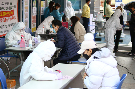 대구에서 신종 코로나바이러스 감염증 환자가 급증하는 가운데 21일 오후 대구시 남구 보건소에 의심 환자들이 몰려들고 있다. 남구에는 코로나19 확산을 가져온 것으로 지목받는 신천지 교회가 있다. [연합뉴스]