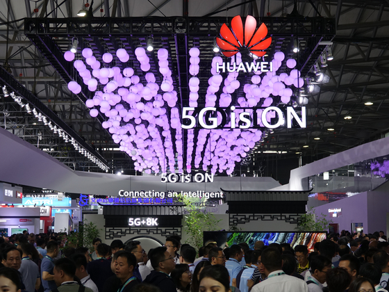 지난해 'MWC19 상하이'의 화웨이 전시장. 화웨이는 '5G is on'(5G는 이미 현실이 됐다)는 구호를 내걸고 이미 실현된 5G 기술이 사람들의 삶을 어떻게 바꿔놓을 수 있는지에 초점을 맞춰 전시장을 꾸몄다. [연합뉴스]