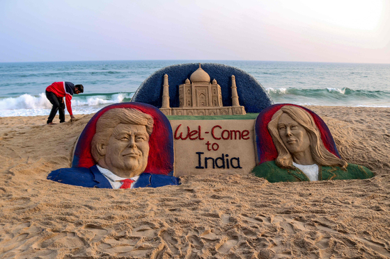 트럼프의 인도 방문을 앞둔 지난 23일 인도의 한 해변에 트럼프 대통령을 모래사장에 표현한 작품이 등장했다. [AFP=연합뉴스]