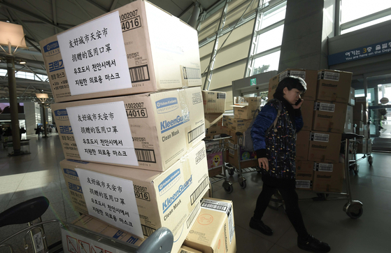 지난달 29일 한국 천안시가 기증한 마스크가 우호도시인 웨이하이시 웨이하이공항에 도착해 있다. [신화=연합뉴스]