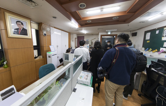 경기도는 신종 코로나바이러스 감염증(코로나19) 관련, 신천시 신도 명단 등을 확보하기 위해 25일 오전 경기도 과천시 별안동에 있는 신천지예수교회 부속기관을 강제 역학조사 차원에서 진입했다. [사진 경기도]