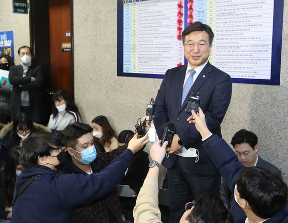 지난달 26일 더불어민주당 핵심 인사들이 모인 '마포 5인 회동'에서 직간접적 방식의 비례 정당 추진 결의가 있었다는 28일자 중앙일보 보도와 관련해 5인 회동 참석자 중 한 사람인 윤호중 민주당 사무총장이 민주당 위성정당 논의에 대한 입장을 밝히고 있다. [연합뉴스]