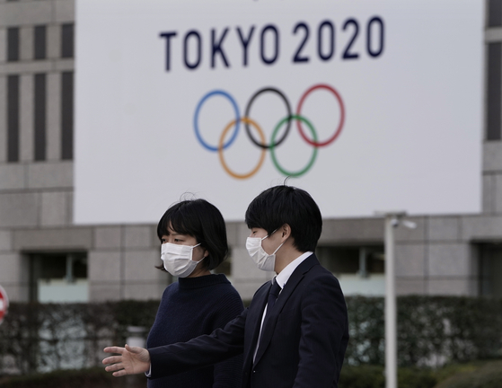 지난 2월 28일 마스크를 쓰고 걸어가는 도쿄 시민들. [EPA=연합뉴스]