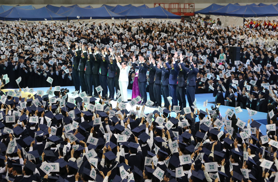 신천지 내부 행사에서 이만희 총회장이 흰 양복을 입고서 단상에 올라가 있다. [중앙포토] 