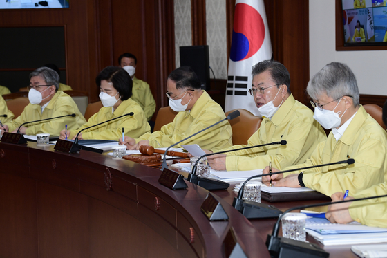 문재인 대통령(오른쪽 두 번째)이 3일 국무회의를 주재하고 있다. [청와대 사진기자단]